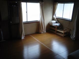 駅近１分。神戸市東灘区。家具付８畳フローリング。女性が引越すので募集。 個室 の画像