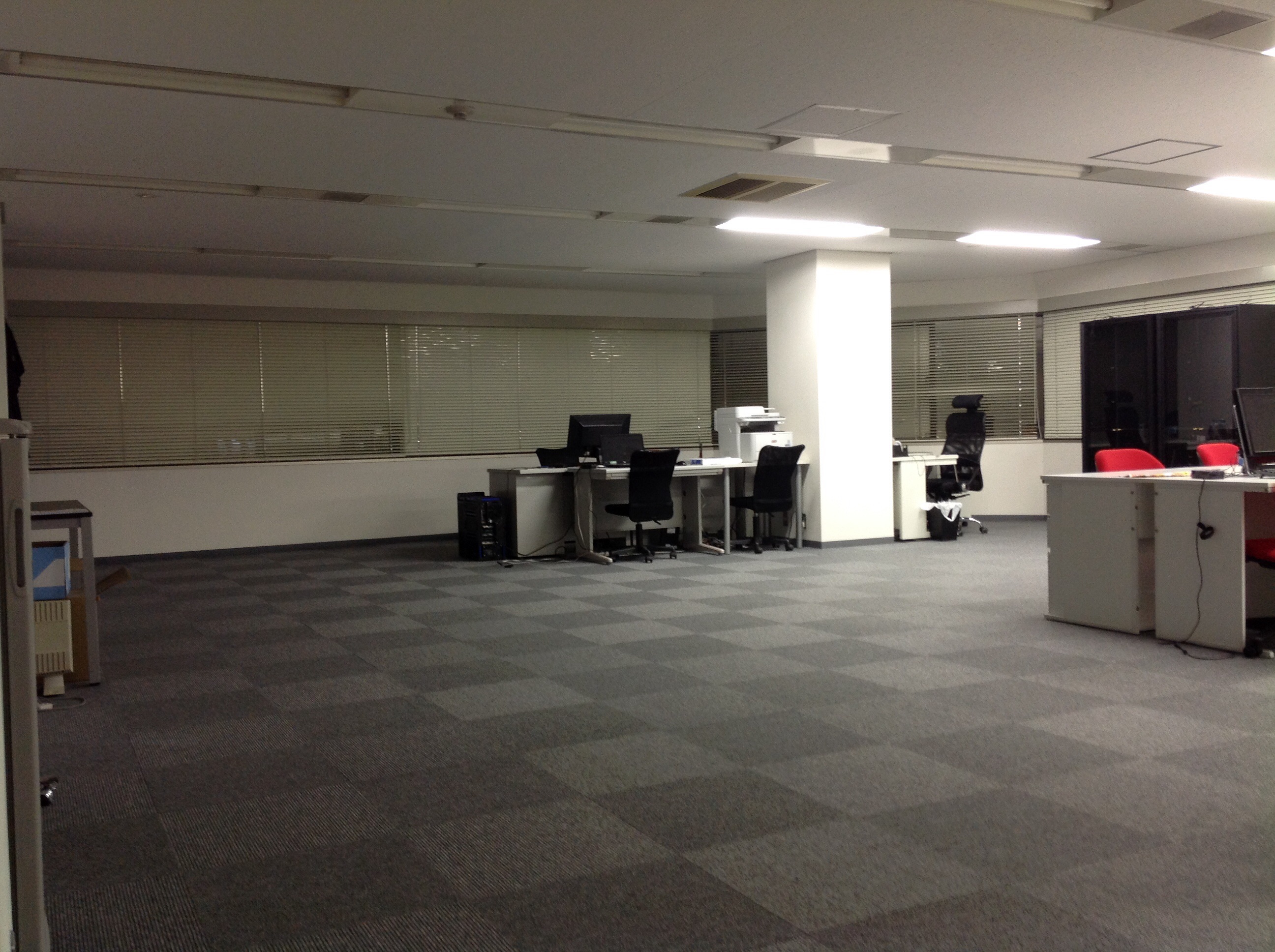 【ネット完備のフリースペース活用方法を模索中〜大阪 本町】30坪ほどの事務所です。間貸し、短期や一時利用もOK。 その他 の画像