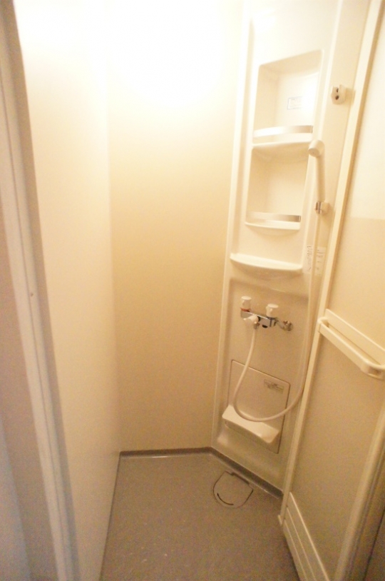 シャワー - 個室に家電・家具付き、ネットは使い放題!池袋18分・新宿3丁目23分・渋谷28分と立地も良いシェアハウス} - ルームシェアルームメイト