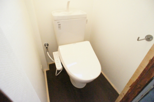 トイレ - 個室に家電・家具付き、ネットは使い放題!池袋18分・新宿3丁目23分・渋谷28分と立地も良いシェアハウス} - ルームシェアルームメイト