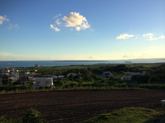 眺望 - 沖縄県の石垣島で、海にぽっかり浮かぶ竹富島を眺めながらシェアハウスに住みませんか?} - ルームシェアルームメイト