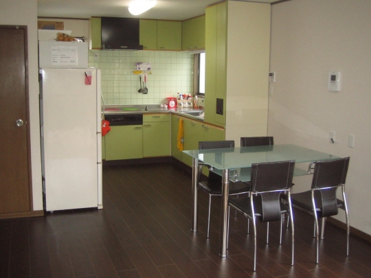 キッチン - Ario亀有の近くの川沿いの建物２階和室６畳が空きました[当月ゼロ・翌月半額キャンペーン]} - ルームシェアルームメイト