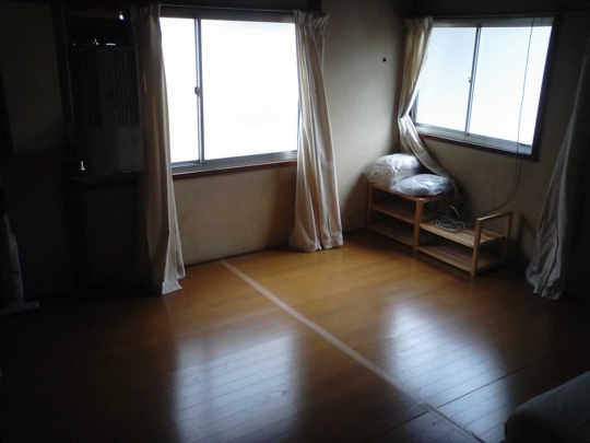 個室 - 6畳3万円、駅から徒歩1分。神戸市東灘区。8畳3.5万円(両部屋フローリング)。家具有り。} - ルームシェアルームメイト