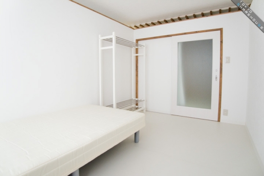 個室 - デザイナーズシェアハウス（女性専用）　ジュラーレ・シブヤ　湘南の端っこでシェアハウスやってます!　30,000円～} - ルームシェアルームメイト