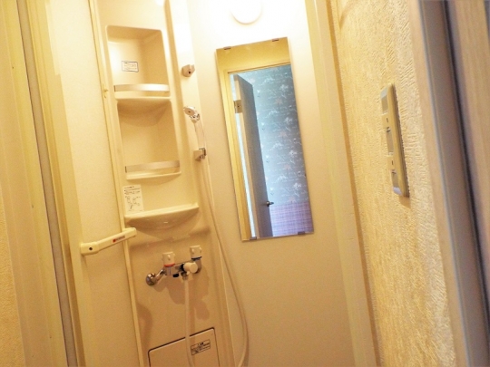 シャワー - 5LDKの一部屋で静かで安全ですごし易い場所です。浅草まで徒歩8分} - ルームシェアルームメイト