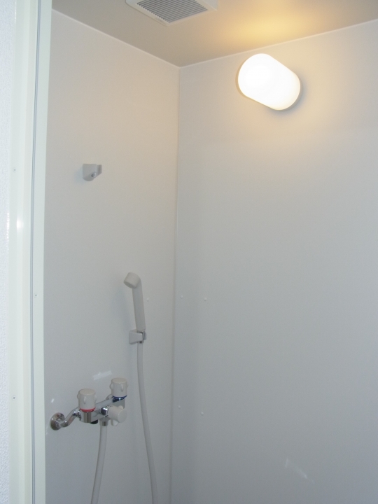 シャワー - ２３区内、個室６畳（１２㎡）、男性OK、外国人OK、光熱費家賃込み、ネット使い放題!} - ルームシェアルームメイト