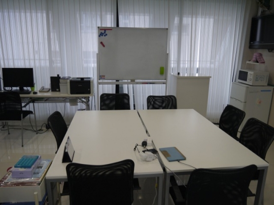 会議室 - 大阪市中央区にあるオフィスビル、駅近オフィスをお貸しします} - ルームシェアルームメイト