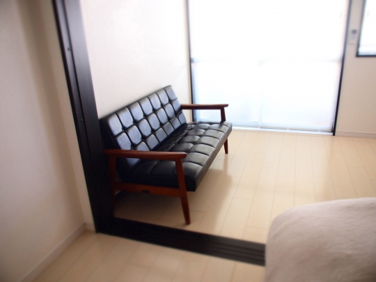 リビング - 渋谷駅から徒歩5分、静かで、家具家電付き、光熱費込み、ポケットWI-FI無料（募集停止中）} - ルームシェアルームメイト