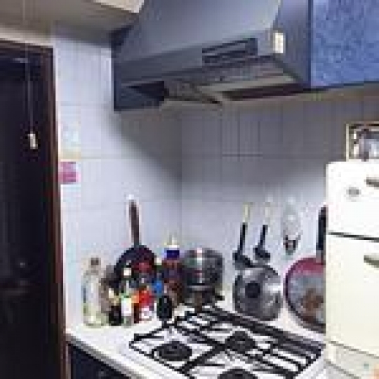 キッチン - 個室、鍵付き、エアコン、テレビ、セミダブルベッド、収納豊富。男性でも同じ値段！} - ルームシェアルームメイト