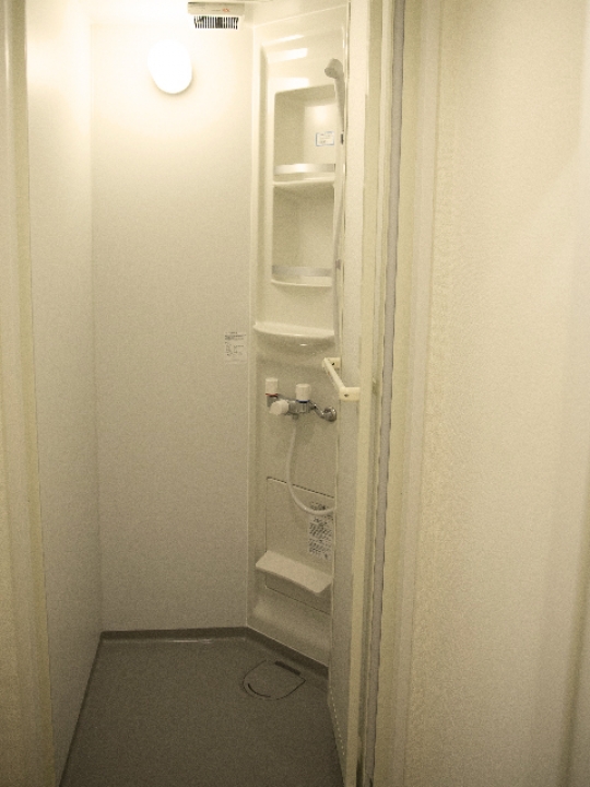 シャワー - 完全個室&駅徒歩2分のシェアハウス！共益費込み33,800円！} - ルームシェアルームメイト