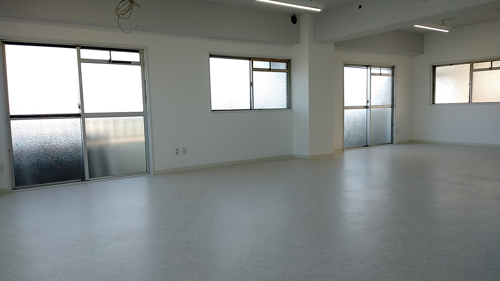 フルリノベーションのお部屋（事務所・倉庫・店舗）！ 燕が毎年巣を作る縁起の良い（テナントは全て売上増で事業拡大している）ビルです。 会議室 の画像