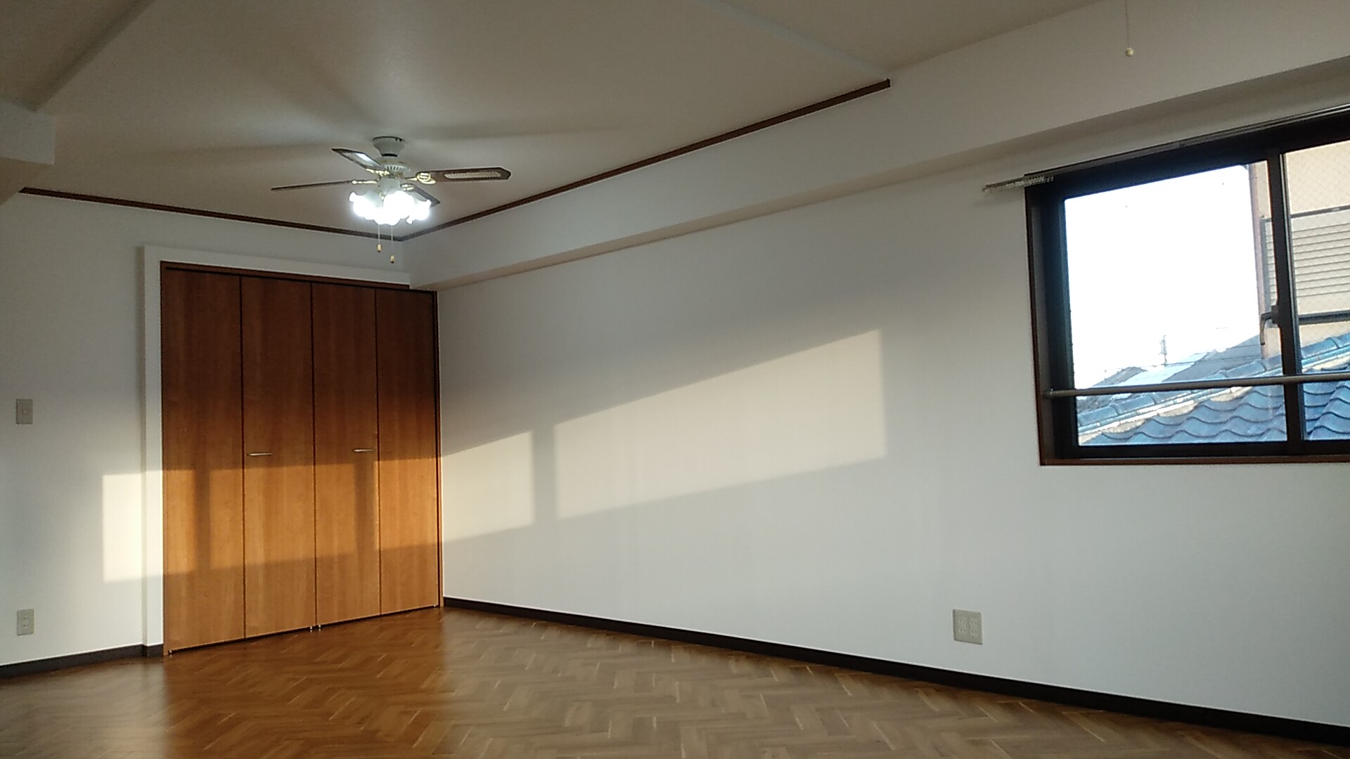 住友グループ施工の広々リビングダイニングにフルリノベーションしたハイグレードマンションです！ リビング の画像
