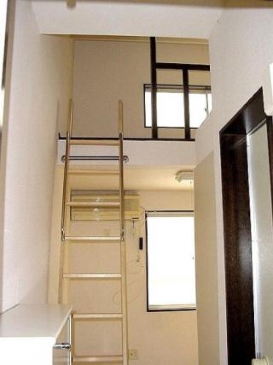 個室 - 完全独立型　ロフト付アパート　1階　新宿まで18分と大変便利} - ルームシェアルームメイト
