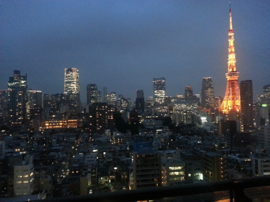 眺望 - 港区麻布の高層タワーの個室で東京タワーが見え六本木ヒルズも近い立地　麻布十番の住所登録できます　渋谷や恵比寿や銀座からもタクシーにて千円くらいです　トレーニングジムがついてるもちろん無料で利用できます。一人一人部屋が持てます！その他にもラウンジやカフェやライブラリー利用できます} - ルームシェアルームメイト