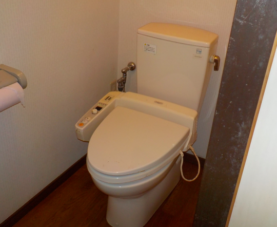 トイレ - 福知山市の古民家改修が好きな人向けのシェアハウス（家賃無料！）} - ルームシェアルームメイト