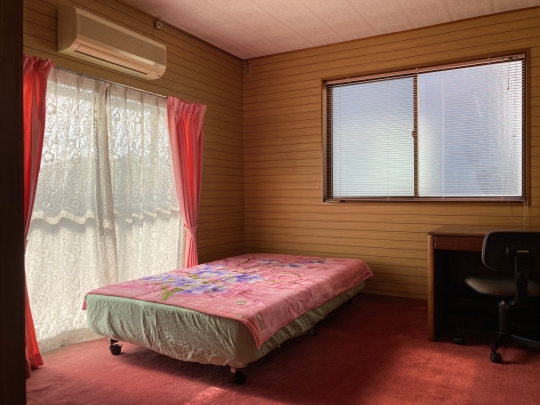 個室 - 静岡市葵区に静閑なシェアハウスができました} - ルームシェアルームメイト