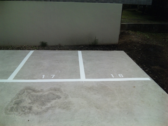 駐車スペース - 中型バイク置場　コンクリート舗装　平置、自走式です。} - ルームシェアルームメイト