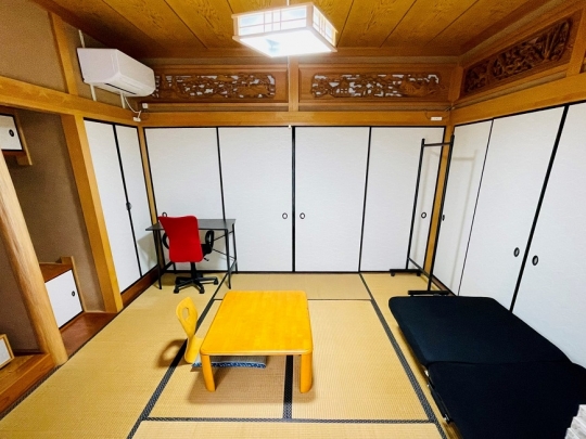 個室 - 現代日本建築の粋を集めた邸宅！手ぶらでお引越し！家具・家電・寝具付、短期滞在ＯＫ！地域最安家賃シェアハウス} - ルームシェアルームメイト
