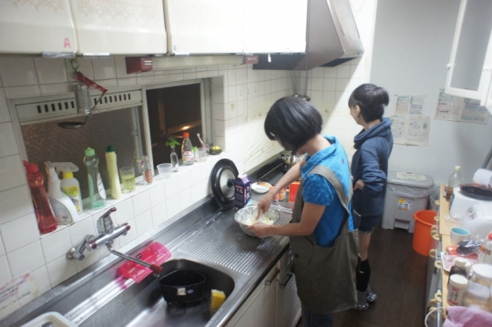 キッチン - 【渋谷・新宿へ電車で8分以内】日本シェアハウス連盟所属。少人数シェアハウス} - ルームシェアルームメイト