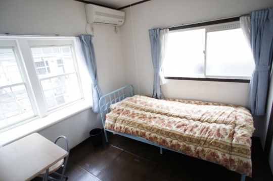個室 - 【渋谷・新宿へ電車で8分以内】日本シェアハウス連盟所属。少人数シェアハウス} - ルームシェアルームメイト