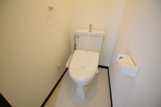 トイレ - 相模原市ルームメイト募集　2LDKの1部屋をお貸しします（月5万～）} - ルームシェアルームメイト